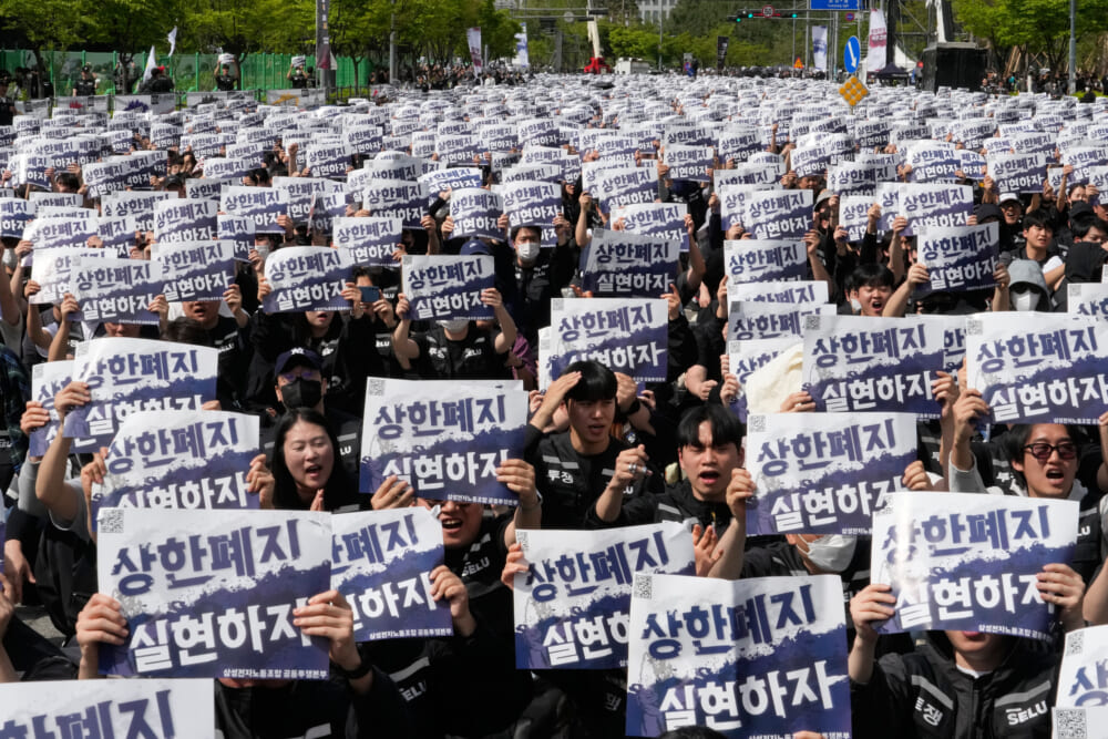 S Korea: Samsung workers rally, demanding  bigger bonuses and threatening to strike