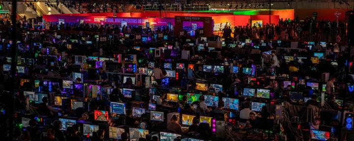 爆弾: コンピュータを家に置いておく - Dreamhack にコンピュータ スロットがなくなる