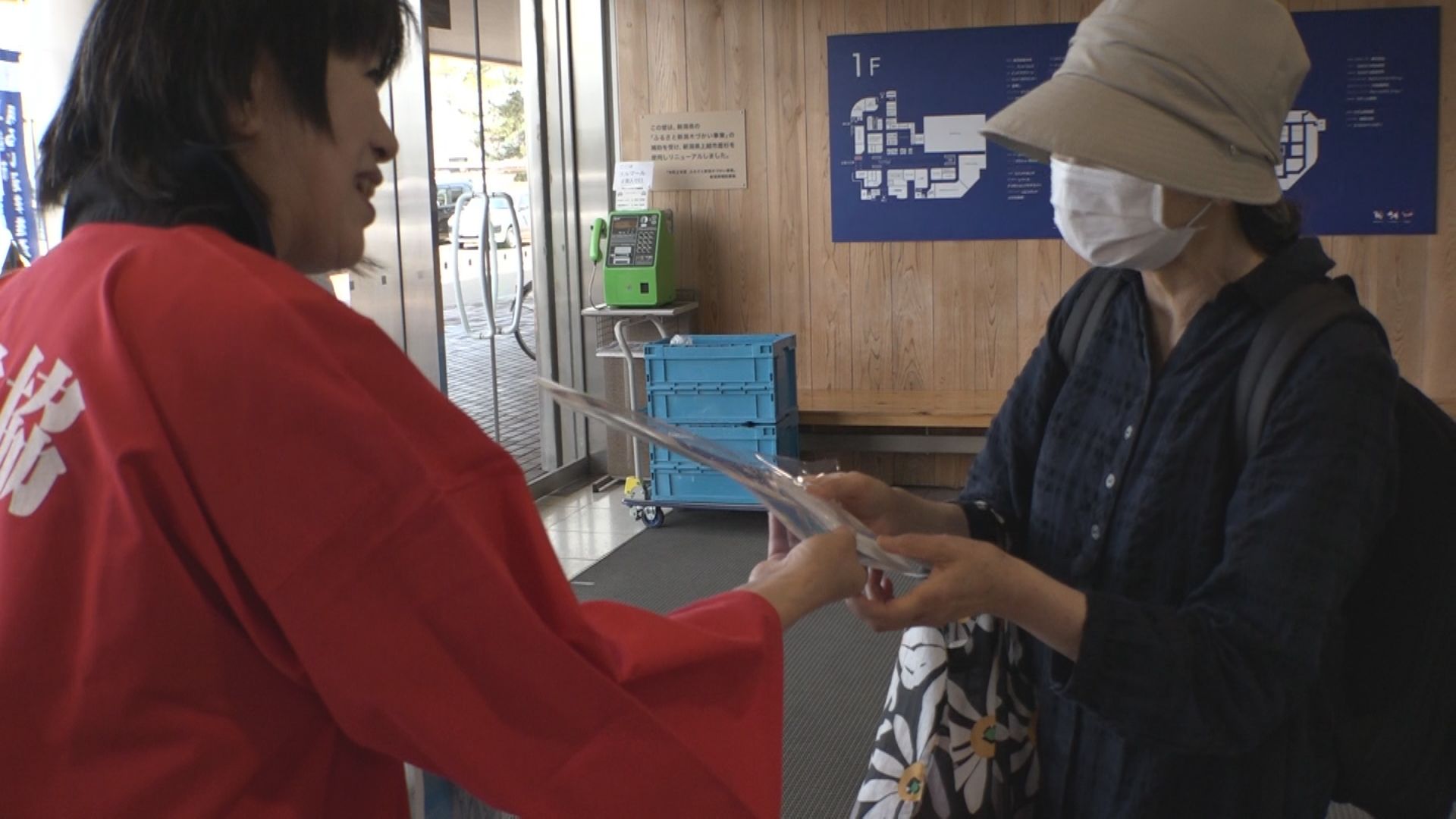 買い物客に投票呼びかける 新潟県知事選挙 街頭啓発