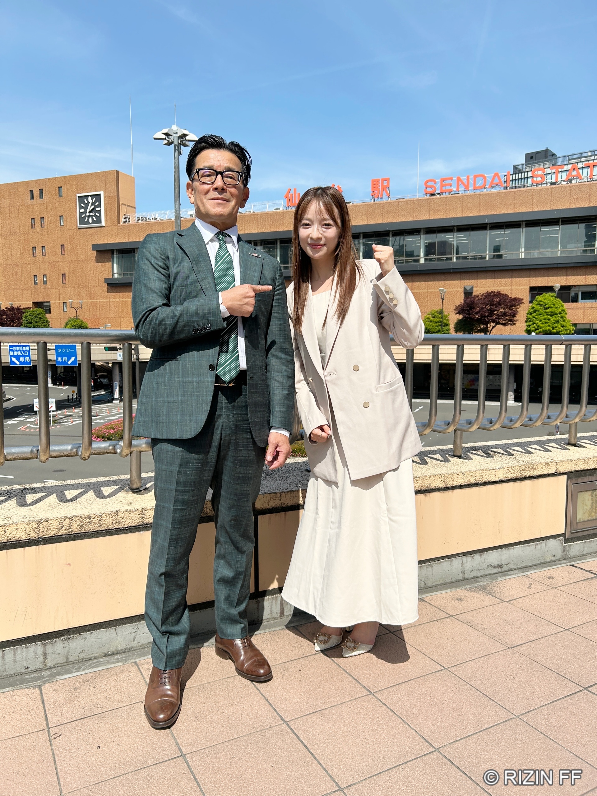 仙台駅前で大会の盛り上がりに自信を見せる榊原信行CEO（左）とさおりんさん
