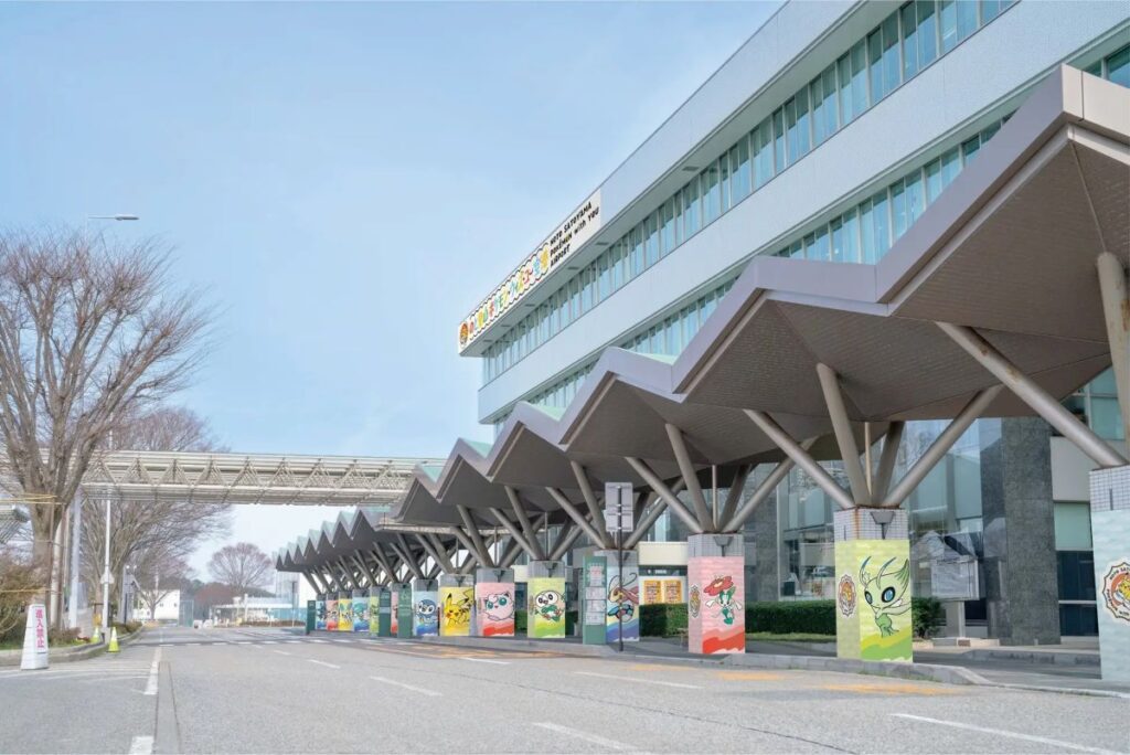 世界初「ポケモン」空港が石川県能登に7/7 開港！空飛ぶポケモン111種がお出迎え、限定グッズ＆ラッピングバスが可愛すぎる！ - エキサイトニュース