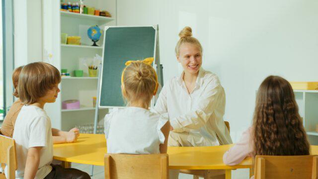 なぜ子供たちは最初は不平等を不公平だと感じ、後にそれを受け入れるのか