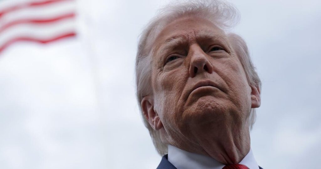 79歳のトランプ氏、真実の社会スパイラルにAIの雪崩を降ろす。大統領は、AIが生成した戦争空想やホワイトハウスのUFCプロモーションなどを含む、Truth Socialの投稿を90分間で16件投稿した。