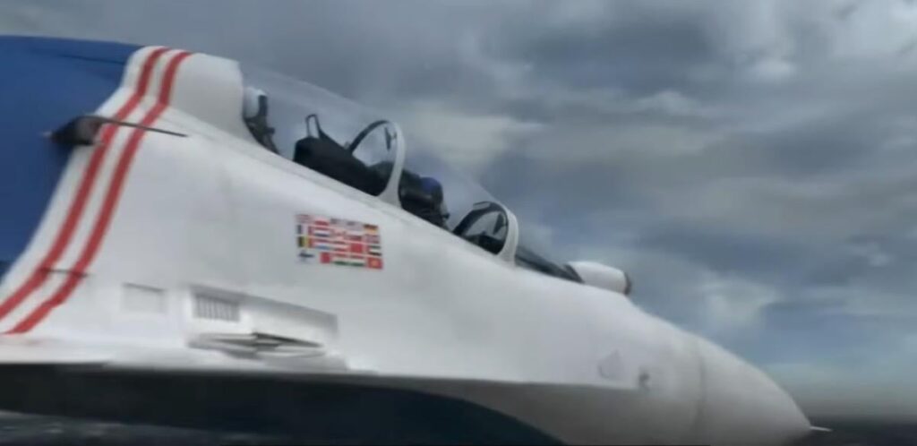 恥ずかしい：AIが生成したロシア騎士団の映像には、今日のパレード中にNATO旗を掲げたSu-30が写っている