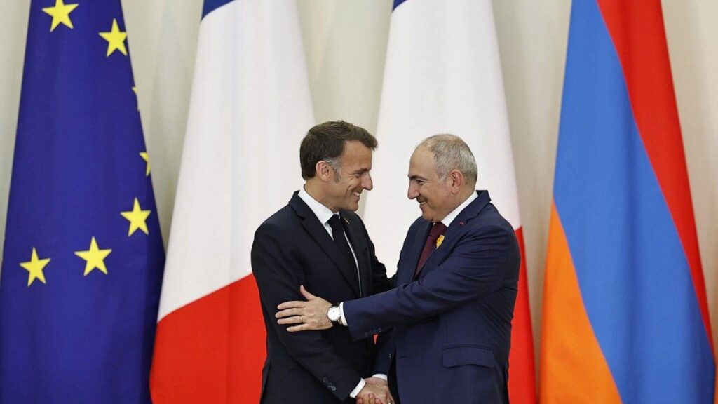 フランス、ロシアをアルメニアから追い出す
