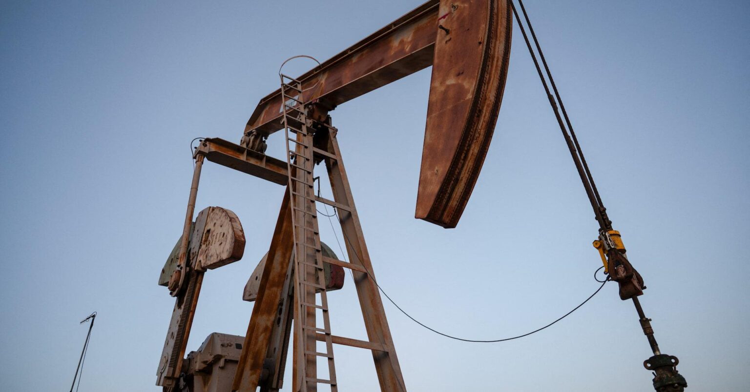 イランがUAE石油港に放火、ホルムズ海峡の船舶を攻撃、原油価格が6%上昇