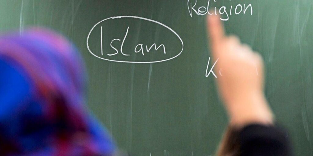 イスラム教徒の若者の41％はイスラム教の戒めを法律よりも優先していると考えている - パノラマ