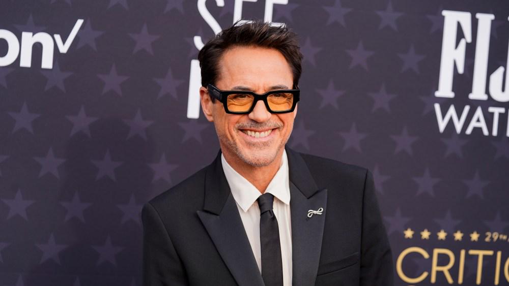 ロバート・ダウニー・Jr.、ソーシャルメディアのインフルエンサーが「未来のスター」であると宣言するために「それは絶対的な馬だ」と発言