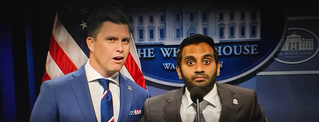 アジズ・アンサリ、『SNL』コールドオープンでFBI長官カシュ・パテル役を熱演：「無能で無能」