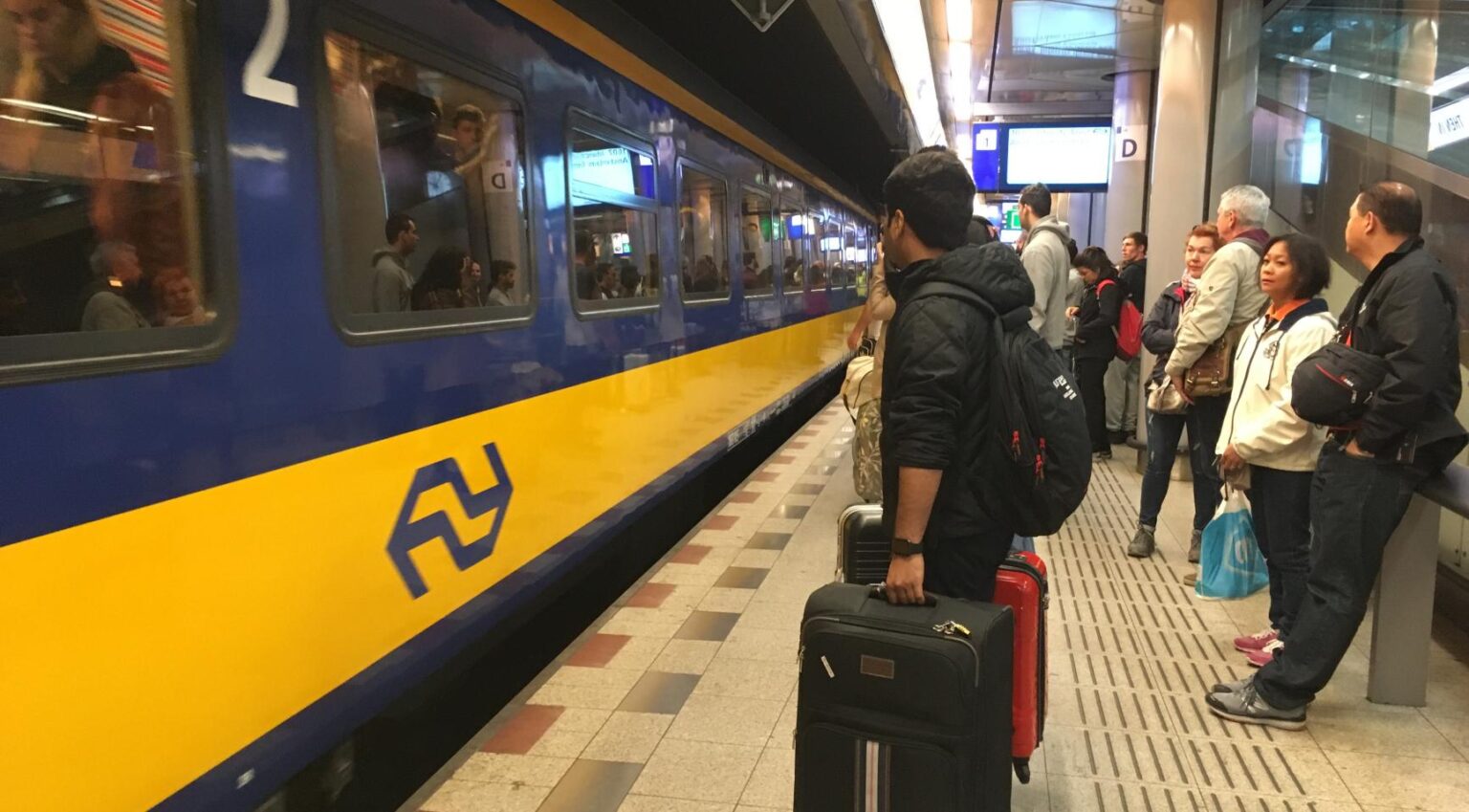 ヨーロッパは間もなく鉄道チケットを予約するための新しいプラットフォームを取得できる可能性がある - 欧州委員会は火曜日、旅行者が単一の使いやすい予約プラットフォームを通じてヨーロッパ内のあらゆる鉄道旅行について単一のチケットをオンラインで購入できるようにすべきであると提案した