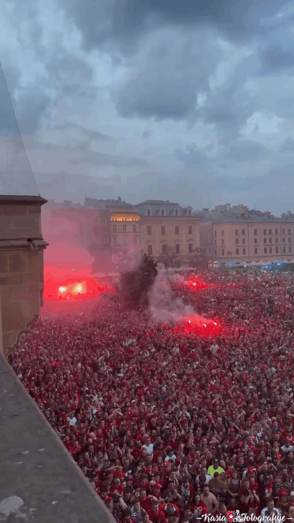 ポーランドのサッカー クラブ、ヴィスワ クラクフの 1 部昇格を祝うファン。