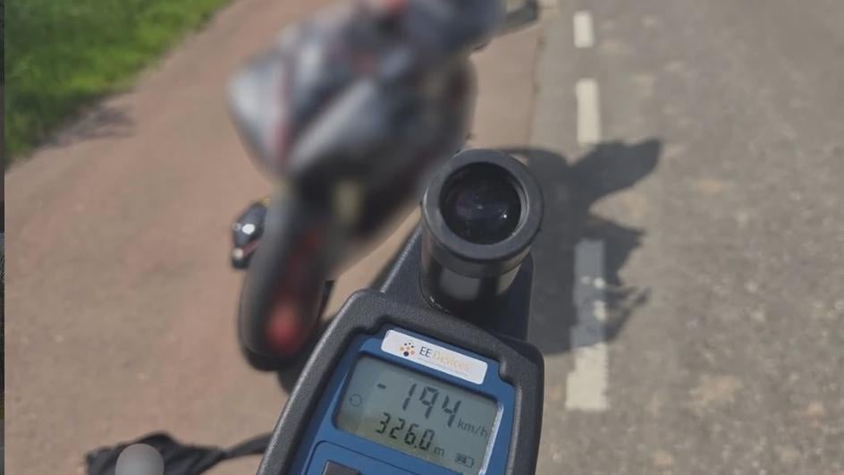 モーターサイクリスト（27）がブラバントの堤防を約200kmレースし、運転免許証を剥奪される