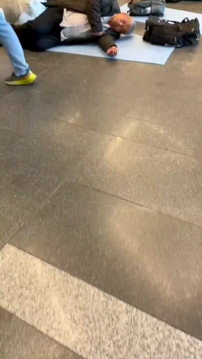 モスクワの空港はドローンの脅威により一日中麻痺している。一部のロシア人は出発を16時間以上待ち続けており、食べ物や水が与えられていないと不満を漏らしている。当局は少なくとも50機のドローンが撃墜されたと報告している。