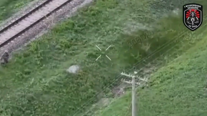 ロシアの侵略者がウクライナ兵を自分の兵士と間違え、至近距離からライフルを撃ち抜いた。ウクライナ第142機械化旅団第2機械化大隊。 2026年5月