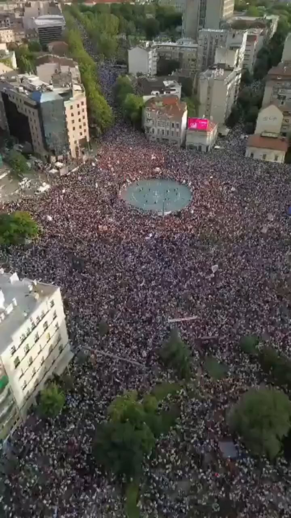 セルビアの首都では大学生を中心に数万人が政府に抗議し早期選挙を要求するデモを行った。