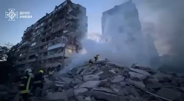 昨日の朝、ロシアの弾道ミサイルによる攻撃を受け、キエフで倒壊した集合住宅から民間人を掘り出すウクライナの消防士の映像。少なくとも16人が死亡したと報告されている。