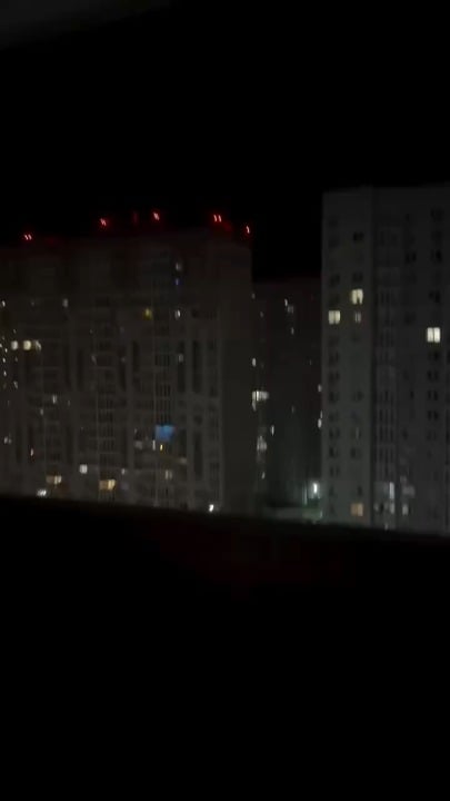 今夜はキエフ。爆発とロシアの攻撃の中、人々は窓から身を乗り出して「ウシク！ウシク！ウシク！」と叫んでいる。 「スラヴァ・ウクライナ！」 「ヒロイアム・スラヴァ！」恐怖だけが声になることを拒否している都市。 2026.05.24