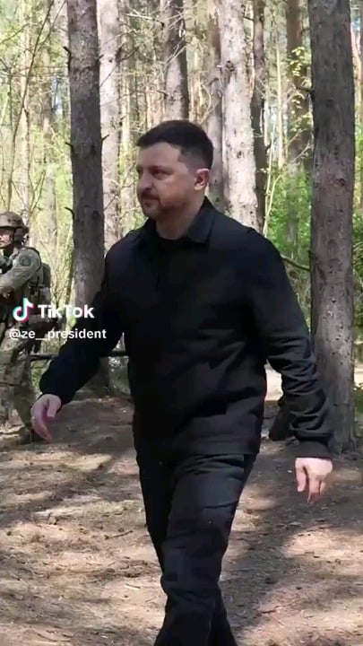 プーチン大統領がゴキブリのように隠れている一方で、自由世界の指導者は軍隊を訪問している。