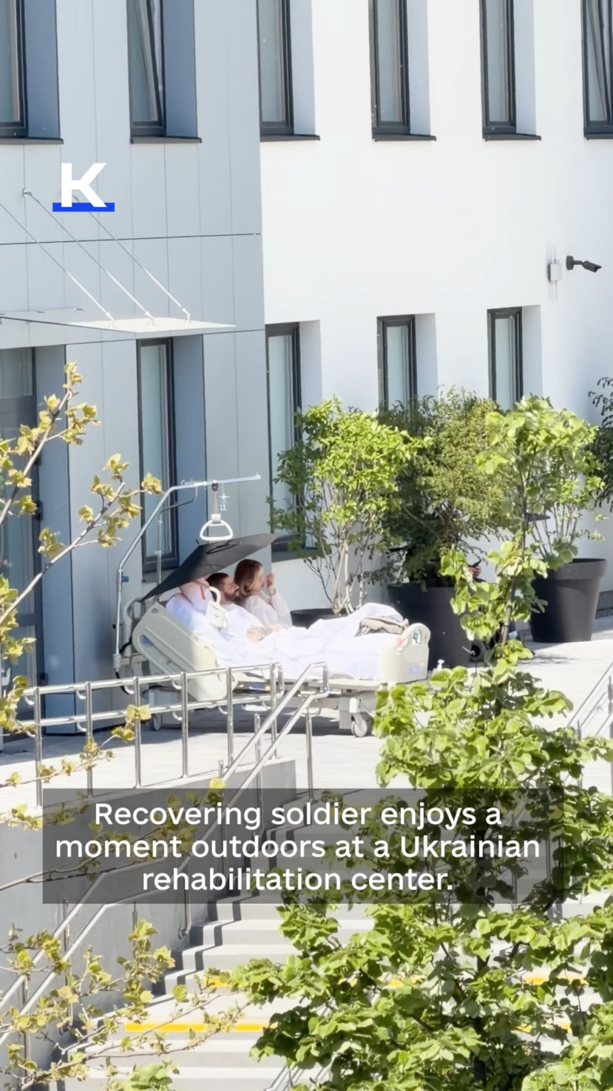 ウクライナ兵士は回復中に屋外で時間を過ごす