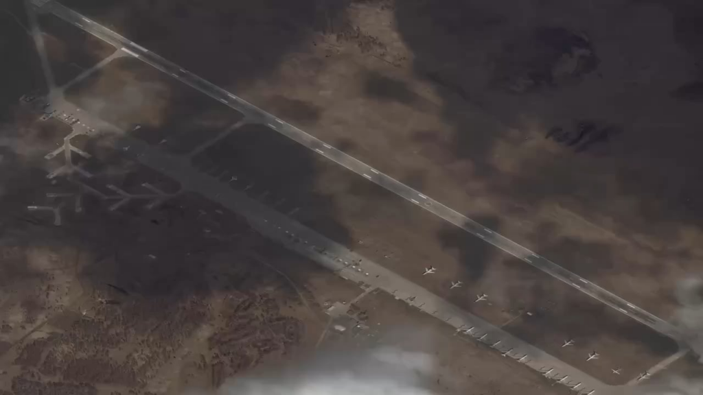 ロシア航空機４機が、ウクライナ国境から１７００キロ離れたロシア・チェリャビンスク地方のシャゴル飛行場を攻撃した。第 1 無人システム軍センターは、2026 年 4 月 25 日に Su-57 航空機 2 機、Su-34 航空機 1 機、未定義の改修型 Su 1 機に対して攻撃を実施しました。