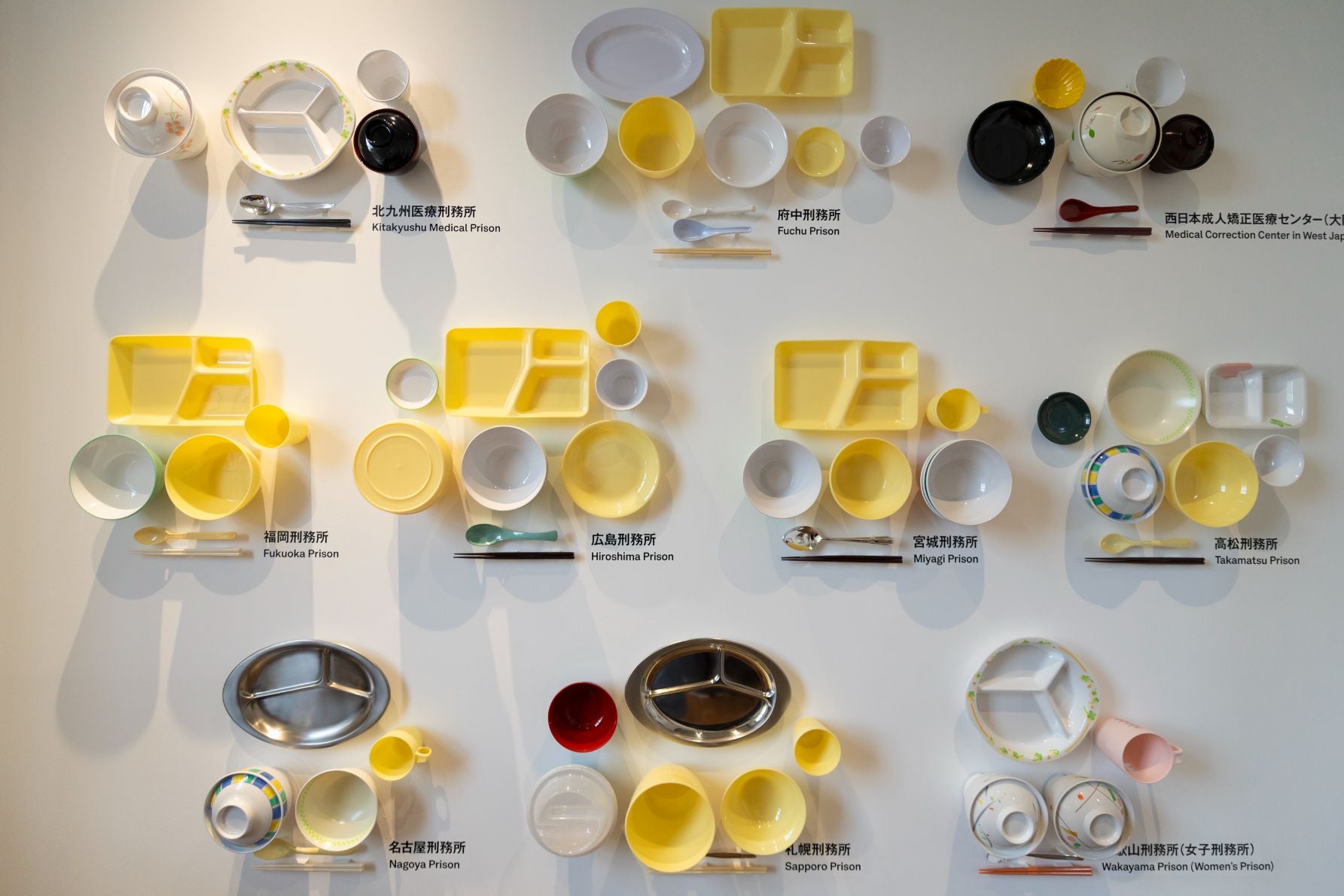 全国の刑務所で使われている食器のラインアップがわかる展示
