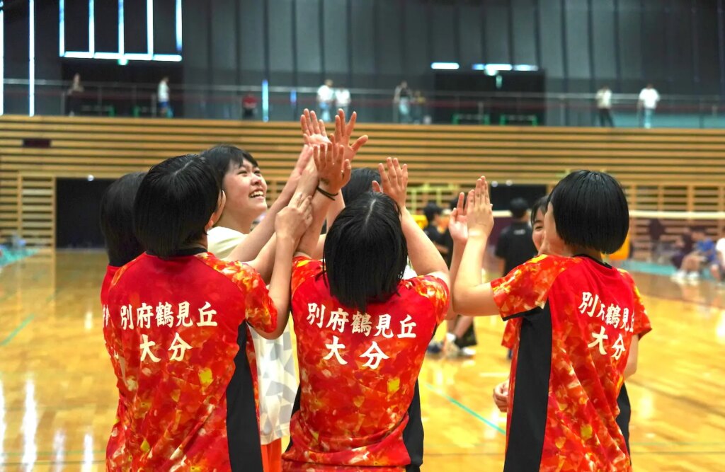 県高校総体 バドミントン女子 別府鶴見丘 団体戦で4年ぶりの歓喜の頂点 【大分県】 | オー!エス! OITA SPORTS 県高校総体 バドミントン女子 別府鶴見丘 団体戦で4年ぶりの歓喜の頂点 【大分県】