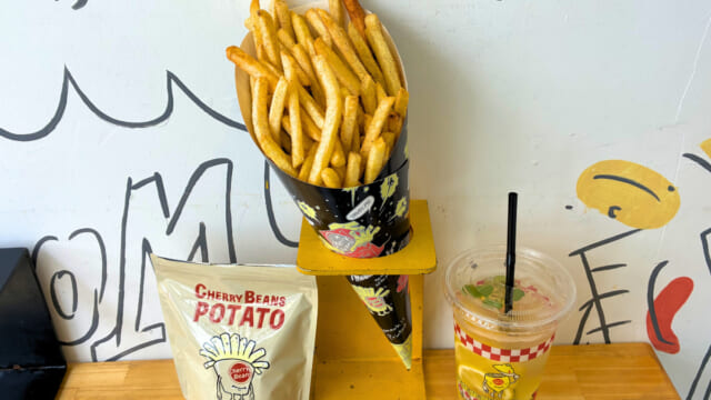 【フライドポテト探訪】静岡のソウルフードが上陸！CHERRY BEANS POTATOの実食ルポ。40年愛される「魔法のスパイス」の中毒性が凄すぎる！ | TABIZINE～人生に旅心を～