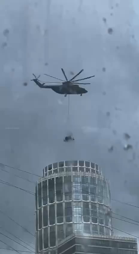モスクワの建物の上で対空システムを降ろすロシア軍のヘリコプターが見られる - 2026年5月
