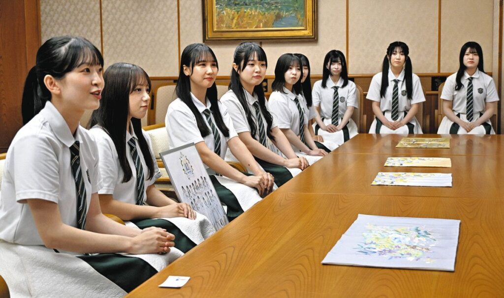 結成10年「恩返ししたい」 ほくりくアイドル部 来月公演 知事に報告:北陸中日新聞Web 結成10周年を報告するほくりくアイドル部の松井祐香里さん(左)らメンバー=県庁で
