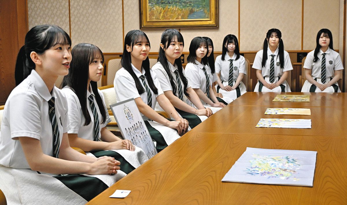 結成１０周年を報告するほくりくアイドル部の松井祐香里さん（左）らメンバー＝県庁で