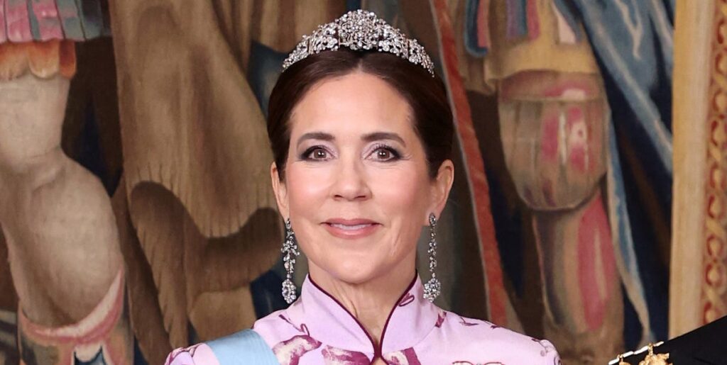 デンマークのメアリー王妃、由緒あるティアラを晩餐会で初披露　ヨーロッパロイヤルの集合写真も公開される | カルチャー | ELLE ［エル デジタル］