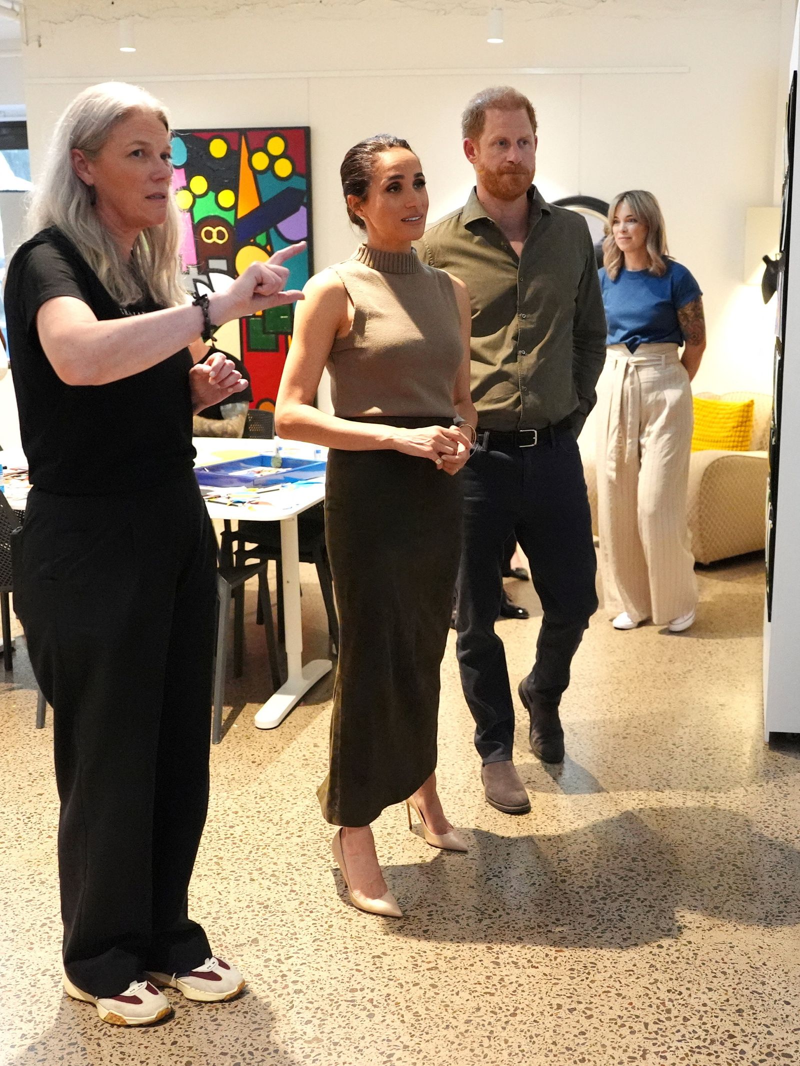 メーガン妃、ヘンリー王子Tanja Johnston founder of the Australian National Veterans Arts Museum  shows Prince Harry and Meghan the...