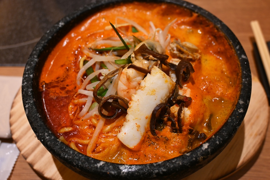 「贅沢海鮮赤から麺」（1650円）。牡蠣・海老・イカ・ホタテ貝柱にキクラゲ入り（Lmaga.jp撮影）