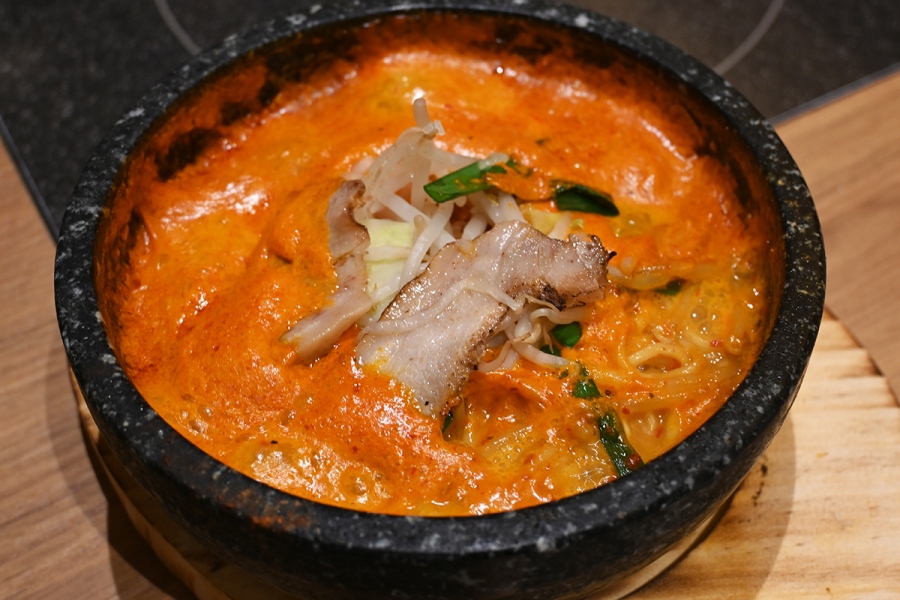 ベーシックな「赤から麺」（1200円）。タデギにも唐辛子やニンニクが含まれるため、ニンニクを入れずとも風味がフワリ（Lmaga.jp撮影）
