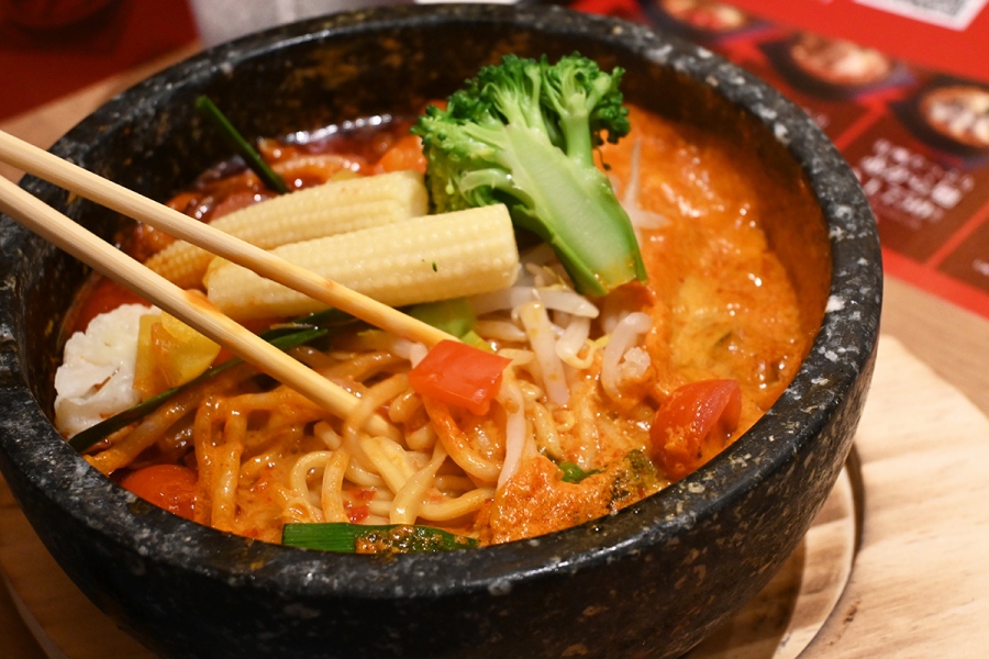 「お野菜たっぷり赤から麺」（1450円）。モヤシ・キャベツ・ニラは共通で、ブロッコリーやカリフラワー、ニンジン・ナス・ズッキーニ・ヤングコーンなど（Lmaga.jp撮影）