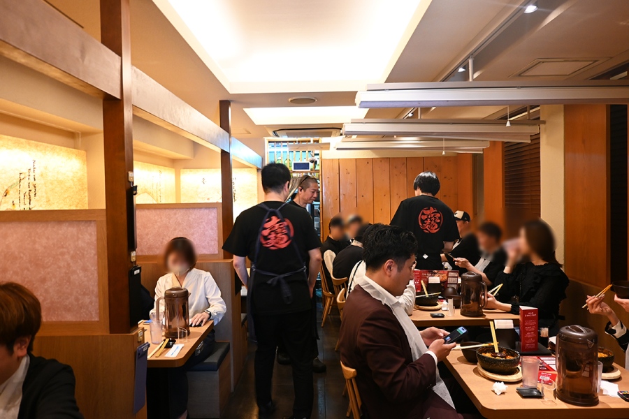 「赤から麺」店内。ゆったりとしたテーブル席も（Lmaga.jp撮影）