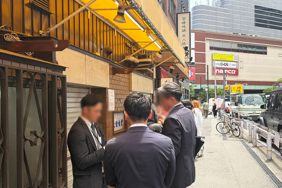 「赤から麺」は梅田のど真ん中「宮崎地鶏炭火焼 車 梅田店」にてランチタイムのみ営業（Lmaga.jp撮影）