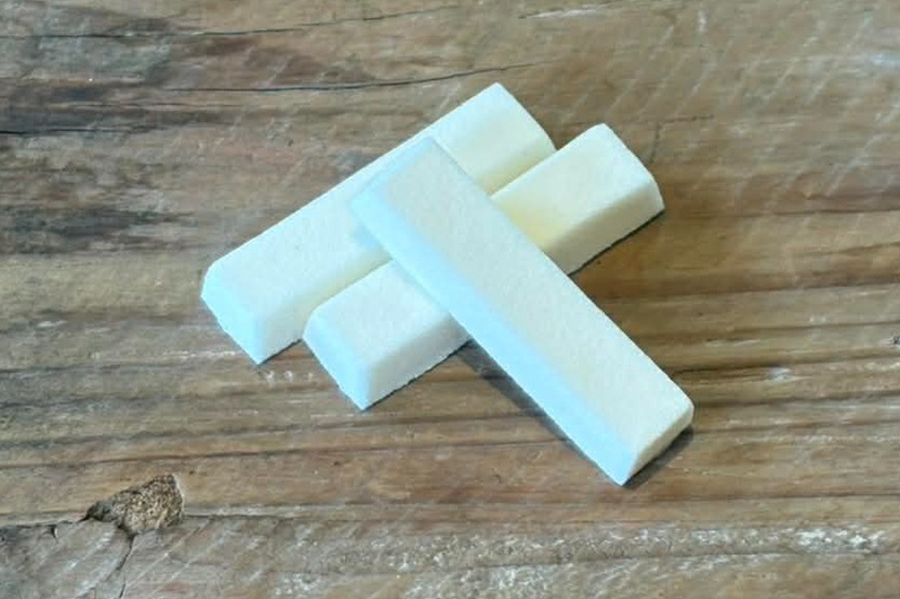 「三木都」によるイベント限定菓子は「奇（くすし）」。白砂糖が薬品や儀式に使われていた室町時代に思いを馳せて、白砂糖ともち米（寒梅粉）を木形で固めたもの（提供）
