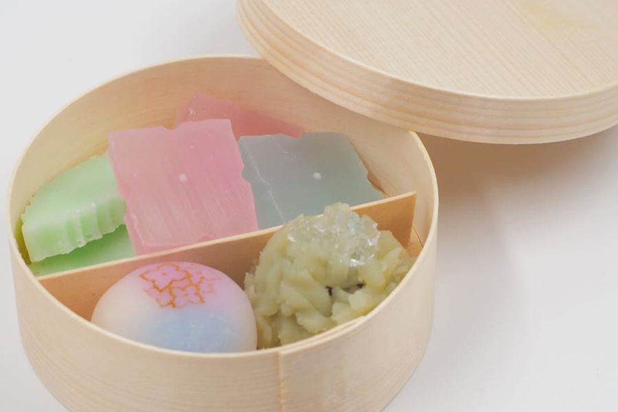 「千本玉壽軒」によるイベント限定菓子は、干菓子と上生菓子がセットになった「紫陽花アソート」（提供）
