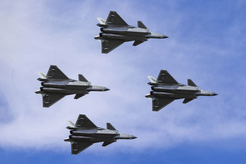 航空公開イベントで空中パフォーマンスを披露した最新鋭ステルス戦闘機「J(殲)20」=2025年9月19日/VCG/AP