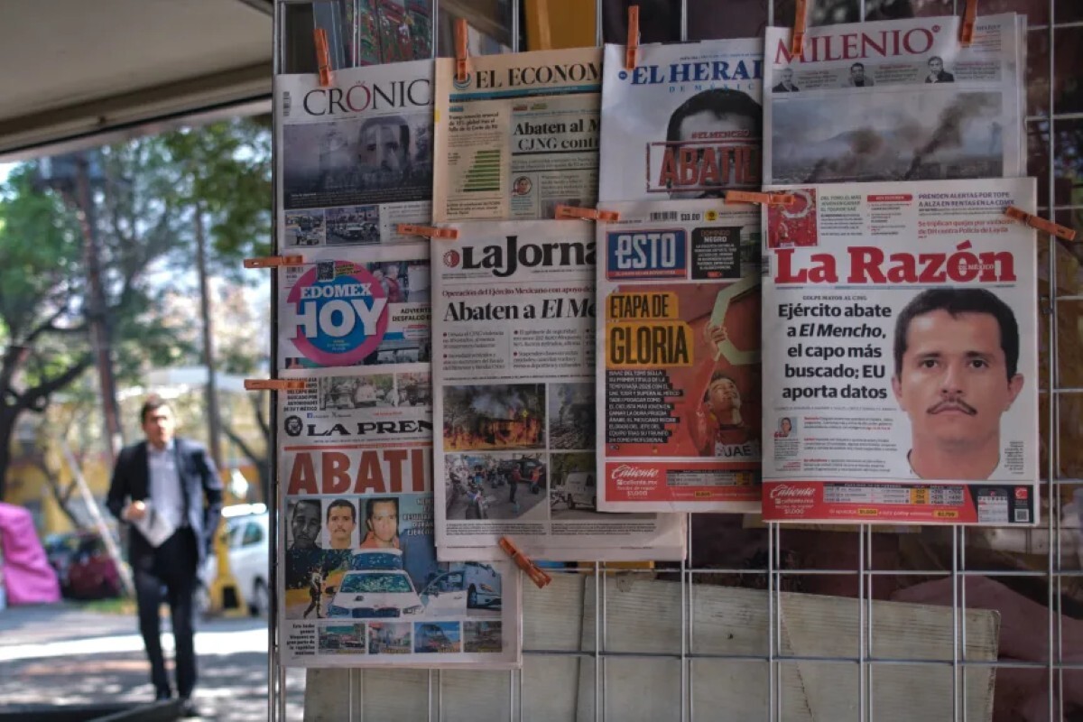 2月23日にメキシコ市で販売用に陳列されていた新聞。この日はメキシコ軍が「ハリスコ新世代カルテル」のリーダー、ネメシオ・オセゲラ容疑者（通称「エルメンチョ」）を殺害した翌日だった/Jon Orbach/AP