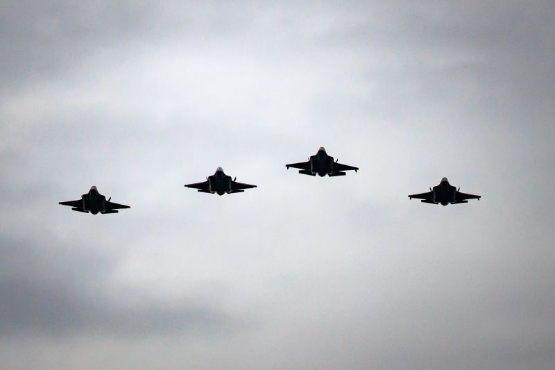 英国のチャールズ国王とカミラ王妃の歓迎式典でホワイトハウス上空を飛行する最新鋭のF35ステルス戦闘機=4月26日/Samuel Corum/Sipa USA/SIPPL/AP