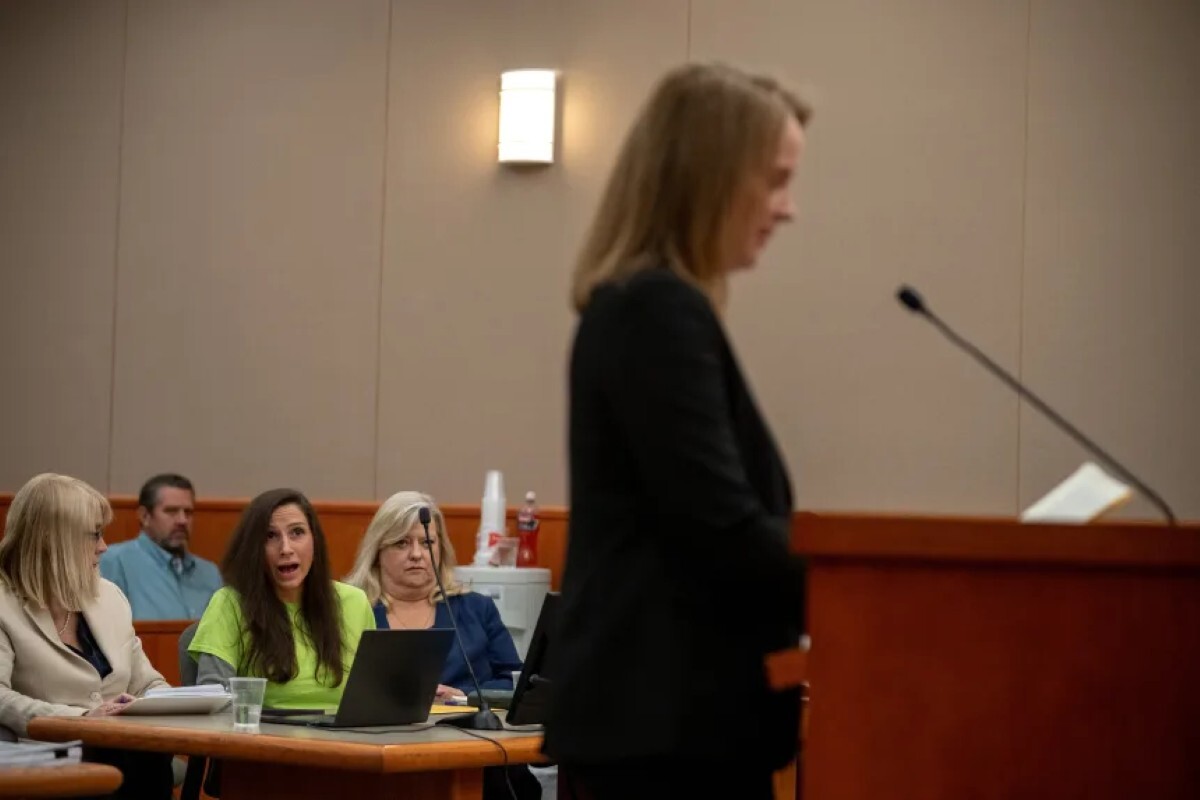 夫のきょうだいの意見陳述に反応するリチンズ被告/Trent Nelson/Pool/The Salt Lake Tribune/AP