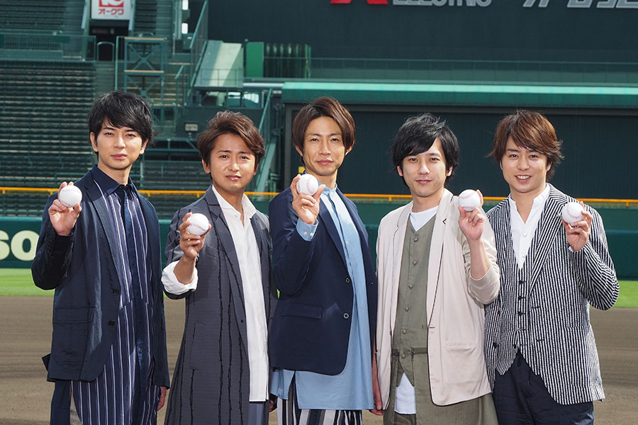 「甲子園球場」に登場した嵐（2018年4月26日、左から松本潤、大野智、相葉雅紀、二宮和也、櫻井翔）