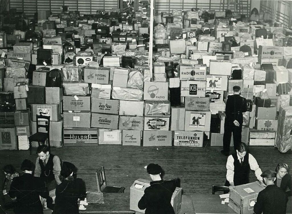 1941年の夏と秋、ノルウェーで53万8000台のラジオ受信機が命令により当局に引き渡された。押収されたラジオのほとんどはドイツに送られた