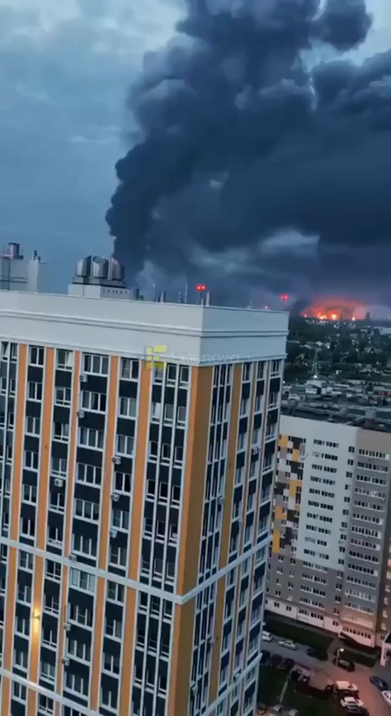 夕方遅くになると、リャザン製油所の炎と煙がより目立つようになります。