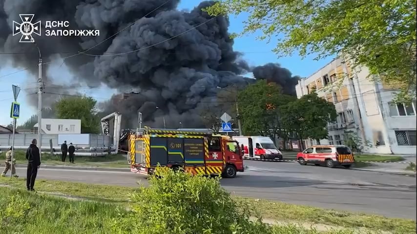 ロシア人はザポリージャのいくつかの企業を誘導航空爆弾で攻撃した。ストライキの結果、車、店舗、工場が火災に見舞われました。住宅、ガソリンスタンド、洗車場が被害を受けた。民間人12名が死亡したと報告されている。