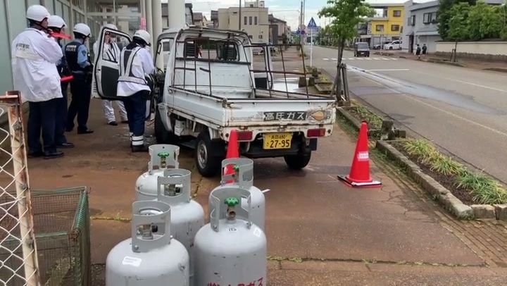【速報】ガスボンベを積んだ軽トラックが店舗柱に衝突 運転手の74歳男性が死亡 死因は心臓突然死《新潟》
