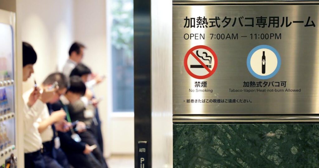 加熱式たばこ、受動喫煙につながる恐れ 厚労省「空気中に有害物質」