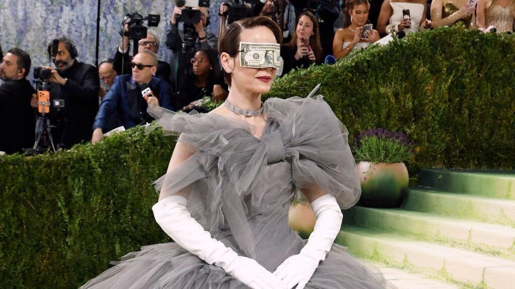サラ・ポールソンのMETガラ姿、女優が「1パーセント」コンセプトに「音痴」と非難される